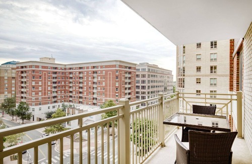 Ballston Apartment | Classic Ballston 2BR w/Concierge, Gym & Pool, near Metro, by Blueground