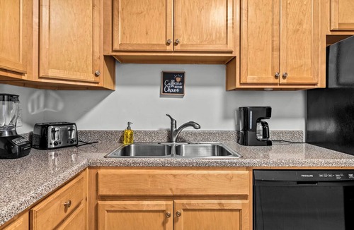Athens Condo | Classic City Getaway - Walk to Sanford Stadium!