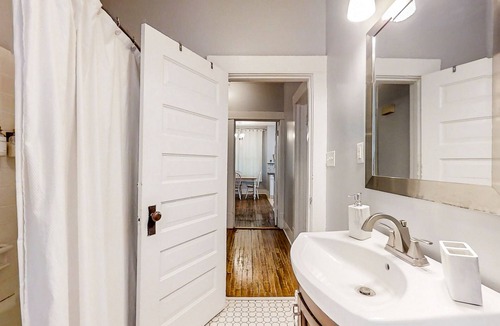 Americus House | Classic cottage with large yard, fast WiFi, washer/dryer, & central AC