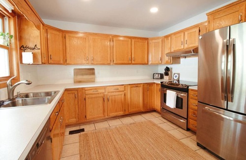 Duck Cottage | Classic Duck Cottage – Heated Pool + Walk to Beach