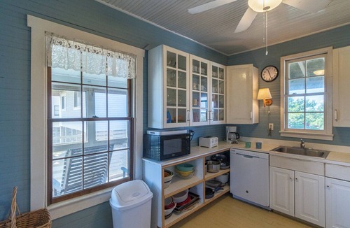 South Nags Head House | Classic oceanfront cottage with incredible crow's nest views!