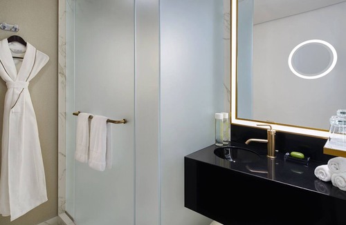Downtown Washington D.C. Hotel | Classic Queen Bed | Hotel Washington | Near White House and National Mall
