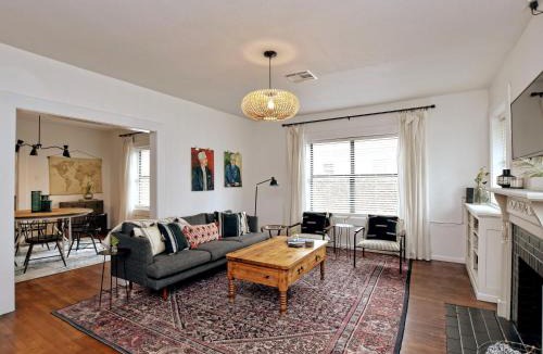 Austin Ave. House | Classy 1927 Uptown Tudor 4 min to Magnolia