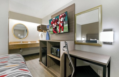 Montpelier Hotel | Clean and Affordable Room Near DuClaw Brewing & ClimbZone - Pets are Welcome!