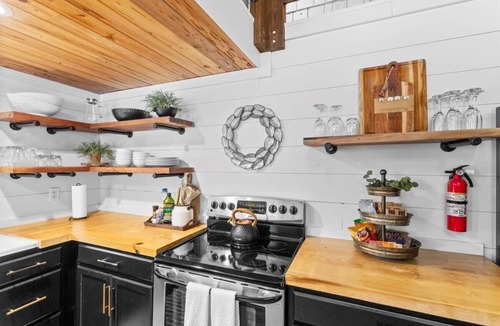 Marshallville House | Clean, comfortable, and overlooking a pond with a fountain, our Barndo is perfect for Fairgrounds events, family getaways, and work stays. Just 10 minutes from Perry, with a fully stocked kitchen, coffee station, and outdoor kitchen.