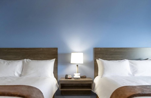 Jonesboro Hotel | Clean & Comfortable Room| Free On-Site Parking | Near Local Museums