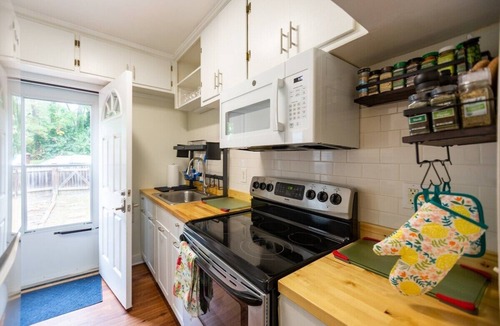 Durham House | Clean, Quiet Medical & Work Stay · Fenced Yard, Pets Welcome