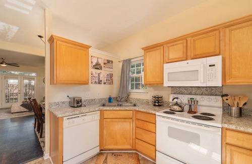 Oakhurst House | Cleanliness Compliant Standards✩Pet-friendly✩2 Master Suites✩Quiet Neighborhood