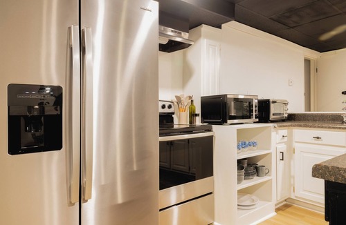 Clemson Apartment | Clemson 3BR Family-Friendly Near Stadium with 75” TV and Indoor Putt Green