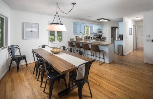Seneca House | Clemson Hartwell Lake House, 5 kings, Football weekends open now, book early!