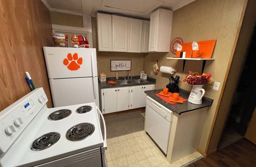 Seneca House | CLEMSON Lake access for gameday, vacation, University events.