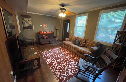 Seneca House | CLEMSON Lake access for gameday, vacation, University events.