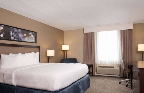 West Laurel Hotel | Close to Laurel Park with On-site Dining & Gym
