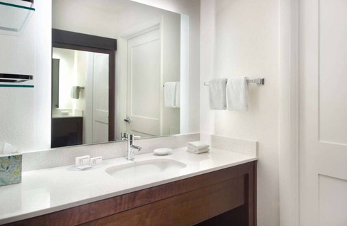 Cary Hotel | Close to the Symphony Lake! Pet-friendly Suites with Full Kitchen, Outdoor Pool!