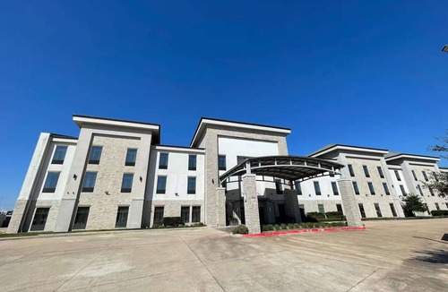 Barker Hotel | Close to Topgolf | Pool. Gym + Free Breakfast
