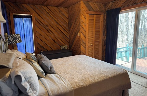 Old Timberline House | CM49-Rustic Cabin in the Woods! Hot tub, Fire Pit!