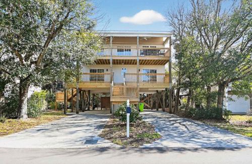 Surf City House | Coastal 4BR Retreat Hot tub Water Views Deck Pet-friendly