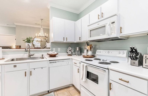 Seaside Farms Apartment | Coastal Calm Retreat: 2br/2ba Mount Pleasant Condo