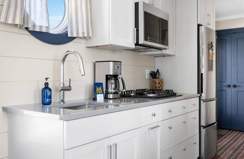 Downtown Charleston Boat Rental | Coastal Caviar - Beluga Suite - with Rooftop Deck