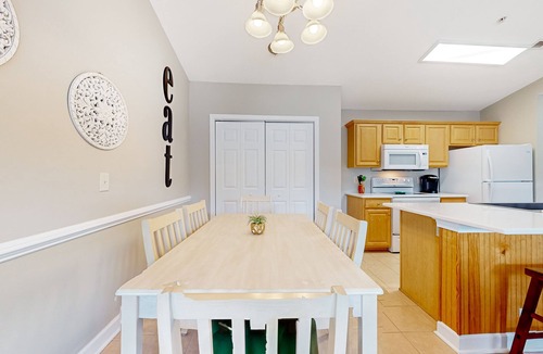 Calabash Condo | Coastal condo with golf course views, on-site pools, gym, & balcony