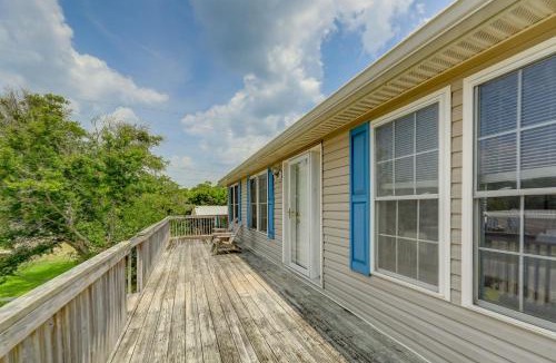 Emerald Isle House | Coastal Emerald Isle Retreat w/Deck & Grill!