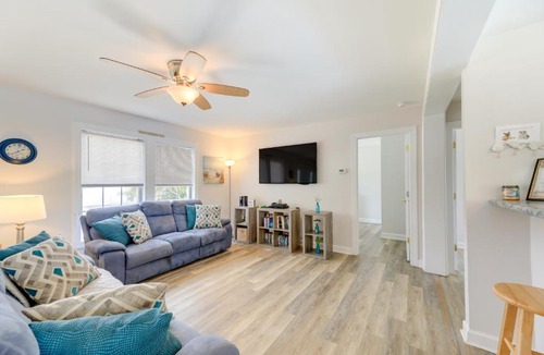 Emerald Isle House | Coastal Emerald Isle Retreat w/Deck & Grill!