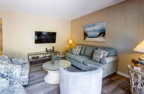 Harbour Town Condo | Coastal getaway with balcony, full kitchen, & washer/dryer -close to the beach