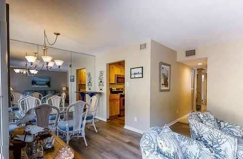 Harbour Town Condo | Coastal getaway with balcony, full kitchen, & washer/dryer -close to the beach