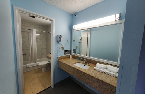 Wilmington Hotel | Coastal Inn & Suites - Wilmington, NC