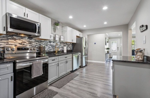 Coliseum Central Apartment | Coastal Retreat @ Coliseum| Pool, Bonus Rm, Gazebo