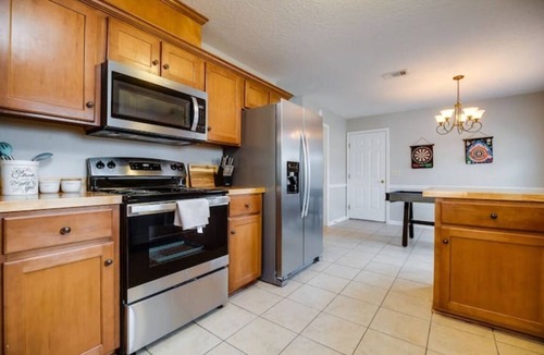 Hinesville House | Coastal theme getaway | King Beds, Patio Arcade