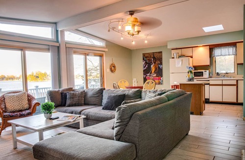 Colonial Beach House | Colonial Beach Bay house with views & canoe