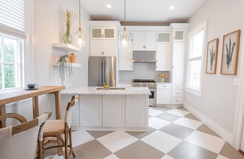 South of Broad House | Colonial Lake Views w Pool!