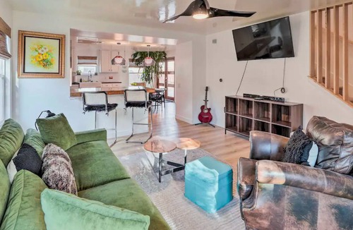 Franklin Park House | Colorful, Cozy Southeast Austin Home 15 min to DT