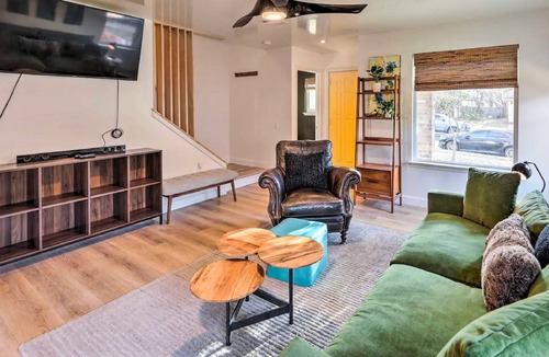 Franklin Park House | Colorful, Cozy Southeast Austin Home 15 min to DT