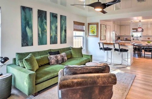 Franklin Park House | Colorful, Cozy Southeast Austin Home 15 min to DT
