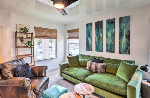 Franklin Park House | Colorful, Cozy Southeast Austin Home 15 min to DT