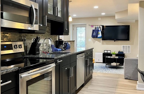 H Street Corridor Apartment | Colorful DC Hideaway - Great Location, Spacious, English Basement