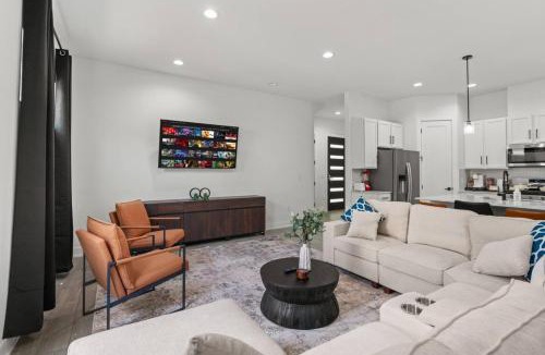 MLK House | Combined Luxurious Home - Up to 18 Guests