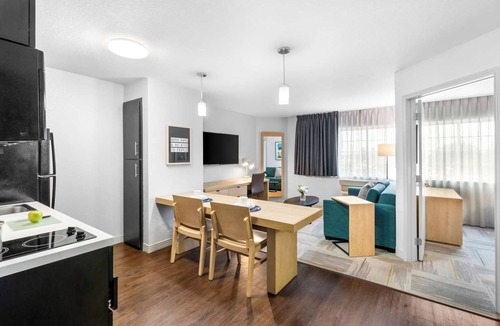 East Congress Hotel | Comfort and Convenience! 2 Comfortable Units, Near Congress Avenue Bridge