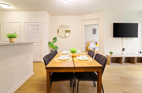 Arlington Apartment | Comfort & Convenience in Trendy Crystal City Loft