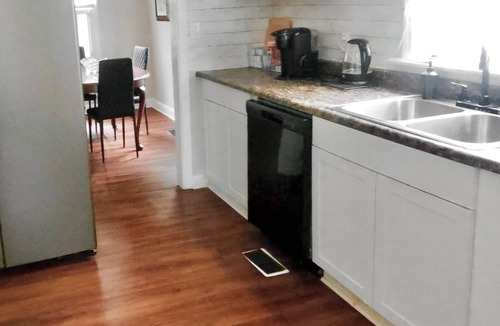Elizabeth City House | Comfort near the water and University