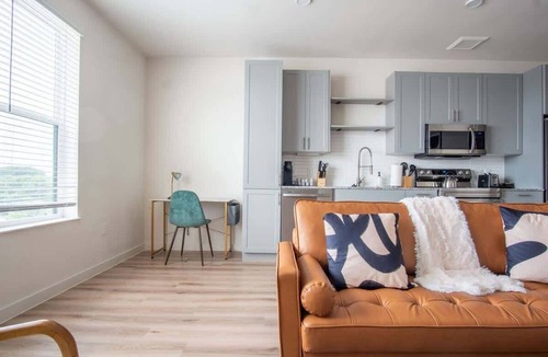 Dallas Apartment | Comfortable 1BR Suite w Pool, Parking, Gym 08