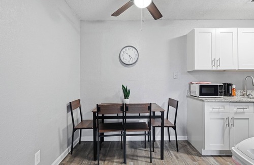 South Arlington Apartment | Comfortable 1BR townhome for longer stays