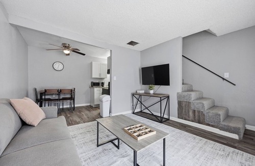 South Arlington Apartment | Comfortable 1BR townhome with full kitchen