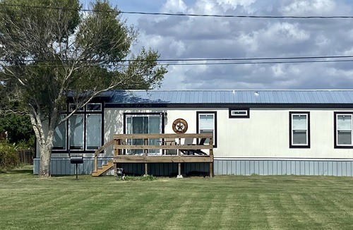 Long Mott House | Comfortable 2 Bed/1 Bath Unit with Bay View