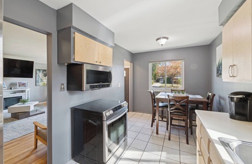 Warren House | Comfortable 3-Bed Home with Garage & Yard - Flexible Monthly Stays