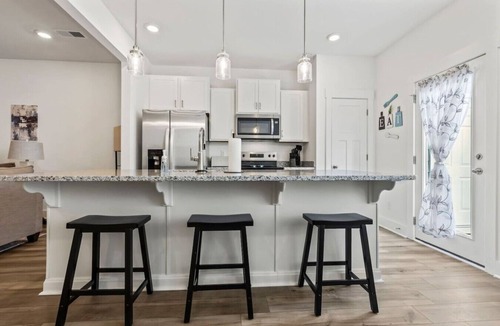 Mills River House | Comfortable 3bd Townhome Hospitals Pet Friendly Mountains Asheville Airport Pool