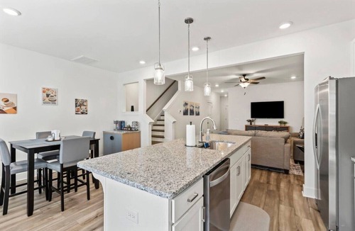 Mills River House | Comfortable 3bd Townhome Hospitals Pet Friendly Mountains Asheville Airport Pool
