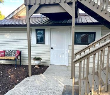 Long View House | Comfortable apartment, Near to Aviation Museum -Spruce Goose